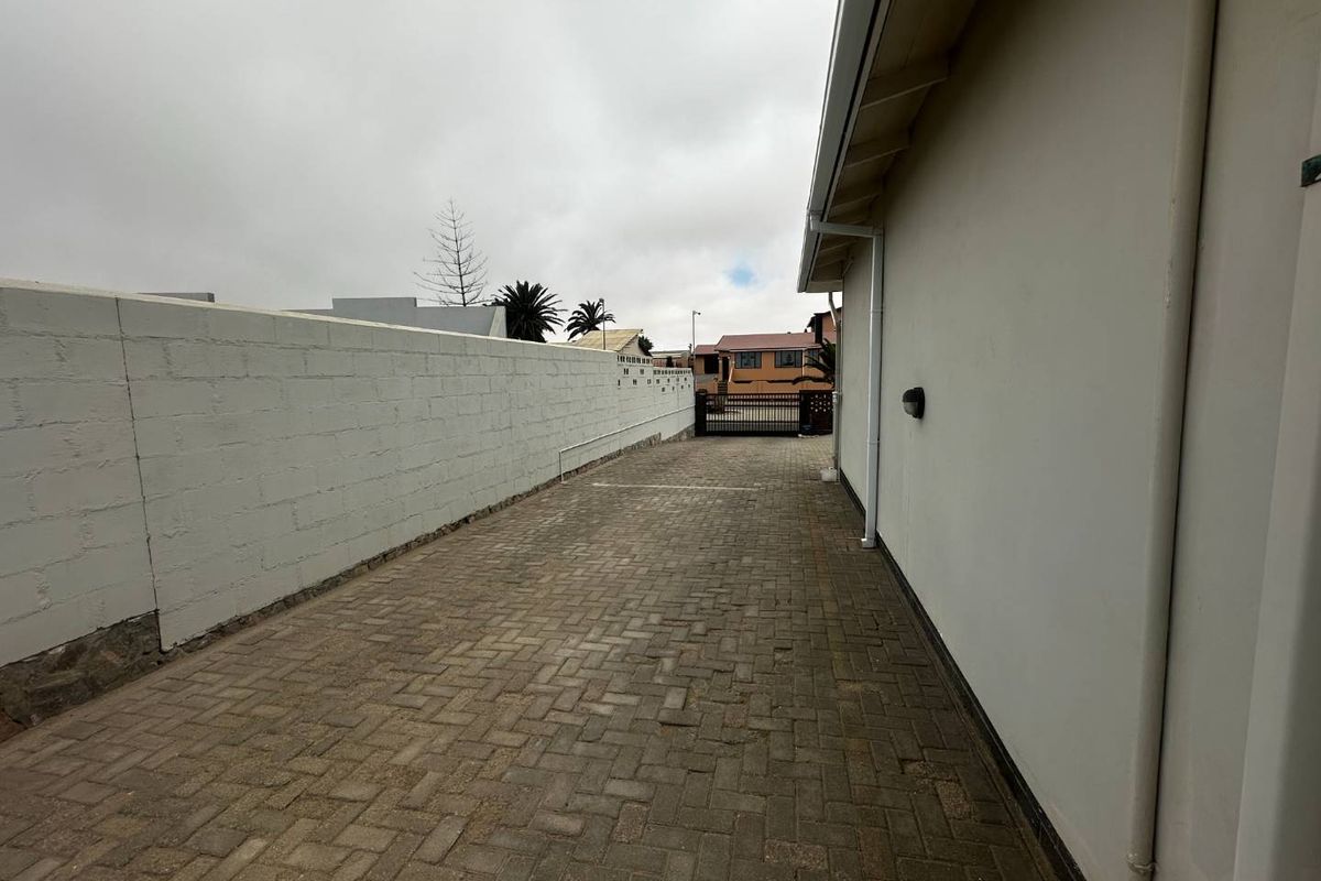 Large Family Home Walvis Bay - Photo 2