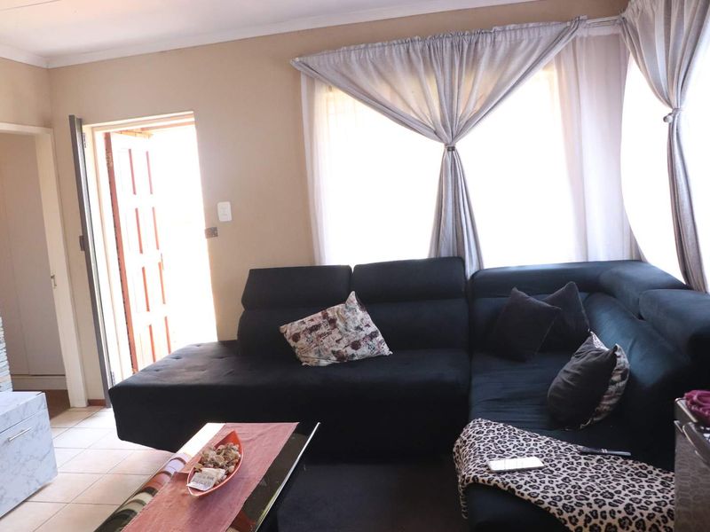 Townhouse for sale in Protea Glen Estates - Photo 7