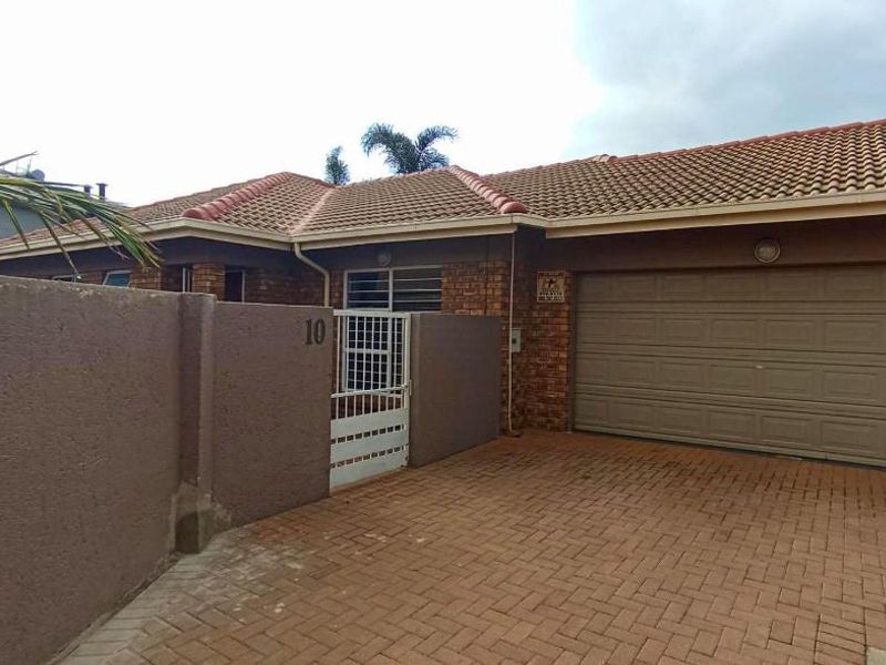 Charming Cluster Home - Photo 2