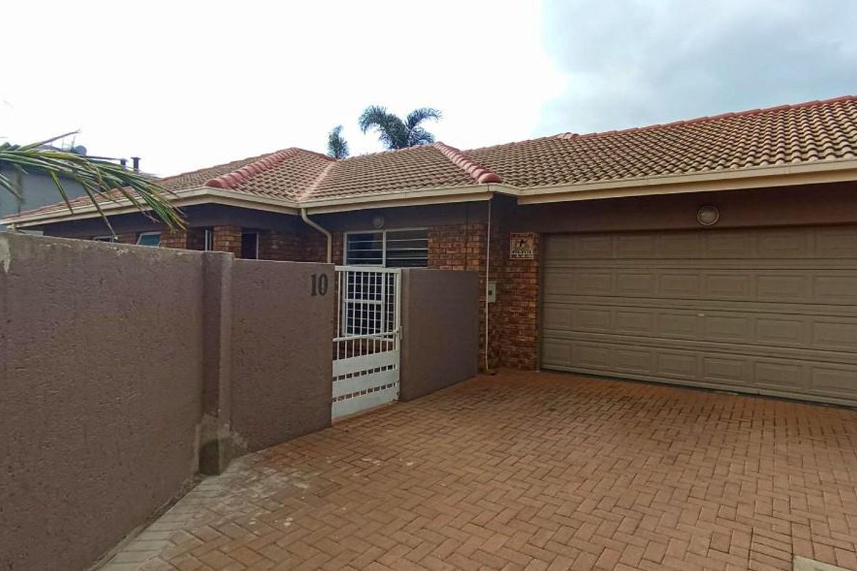 Charming Cluster Home - Photo 2