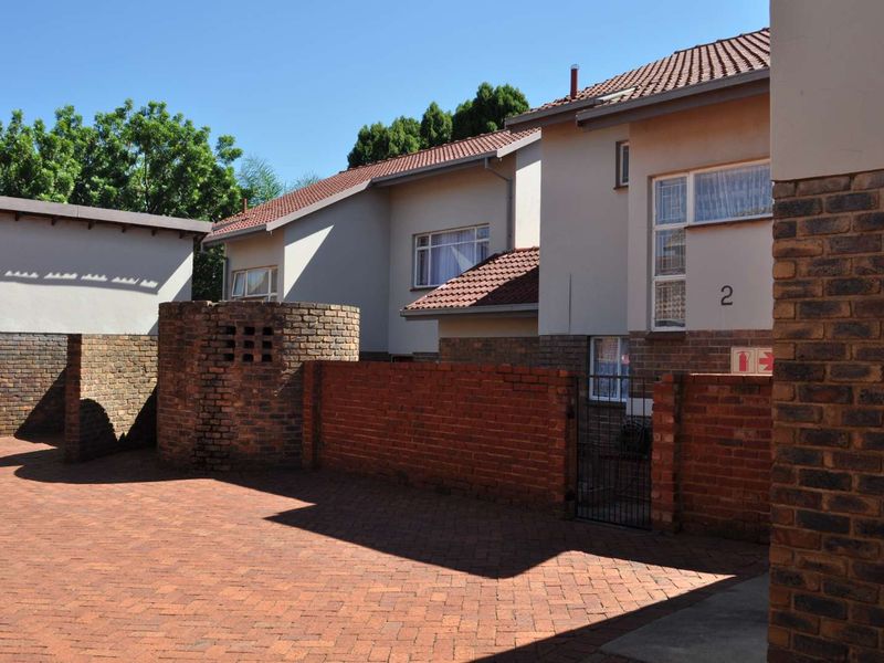 Spacious 3 bedroom duplex with wrap around garden - Photo 4