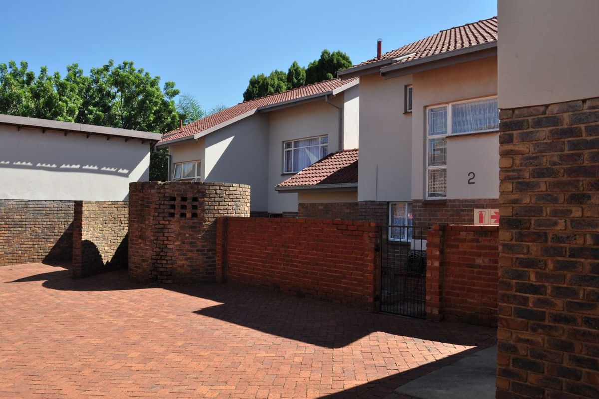 Spacious 3 bedroom duplex with wrap around garden - Photo 4