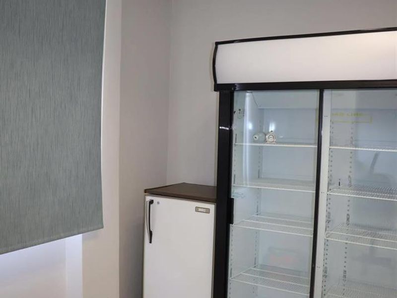 Modern and well maintained unit for sale. - Photo 8