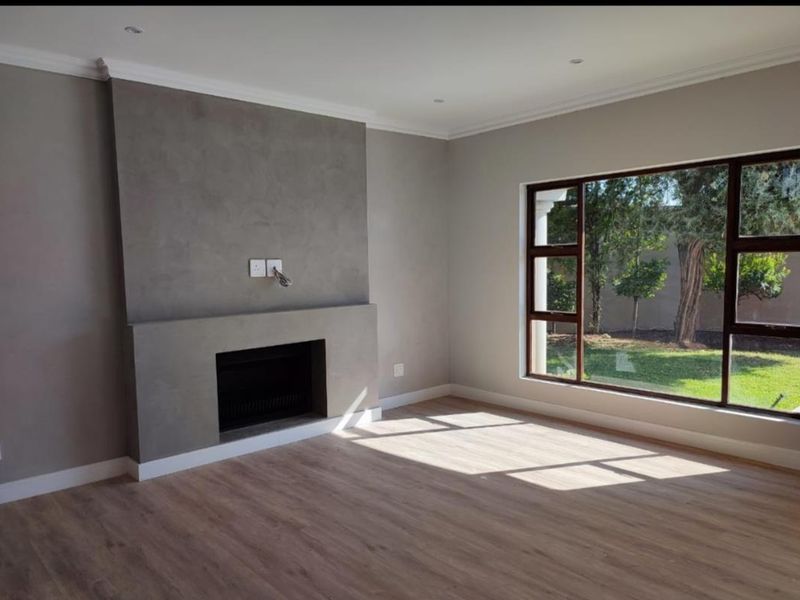 Modern renovated cluster in desirable Morningside complex - Photo 3