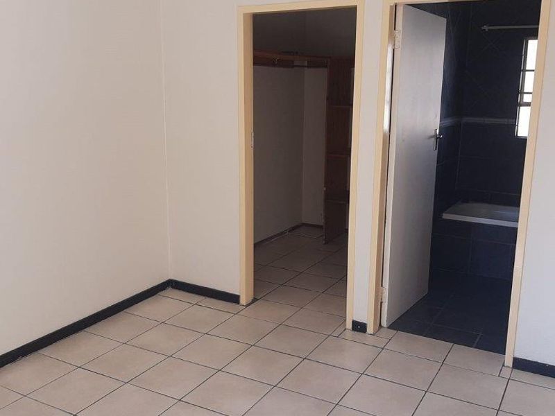 Newly renovated 1st floor unit - Photo 8