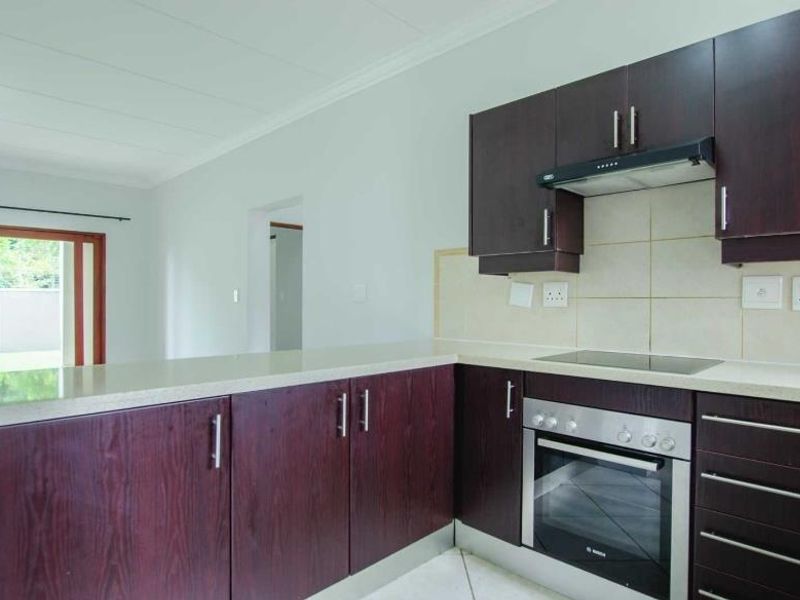 Modern Newly Renovated Ground-Floor Apartment in Tranquil Crowthorne Village with Country Living Charm - Photo 9