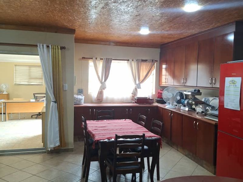 Ongwediva - Safe and Secure Family House with Flat For Sale - Photo 4