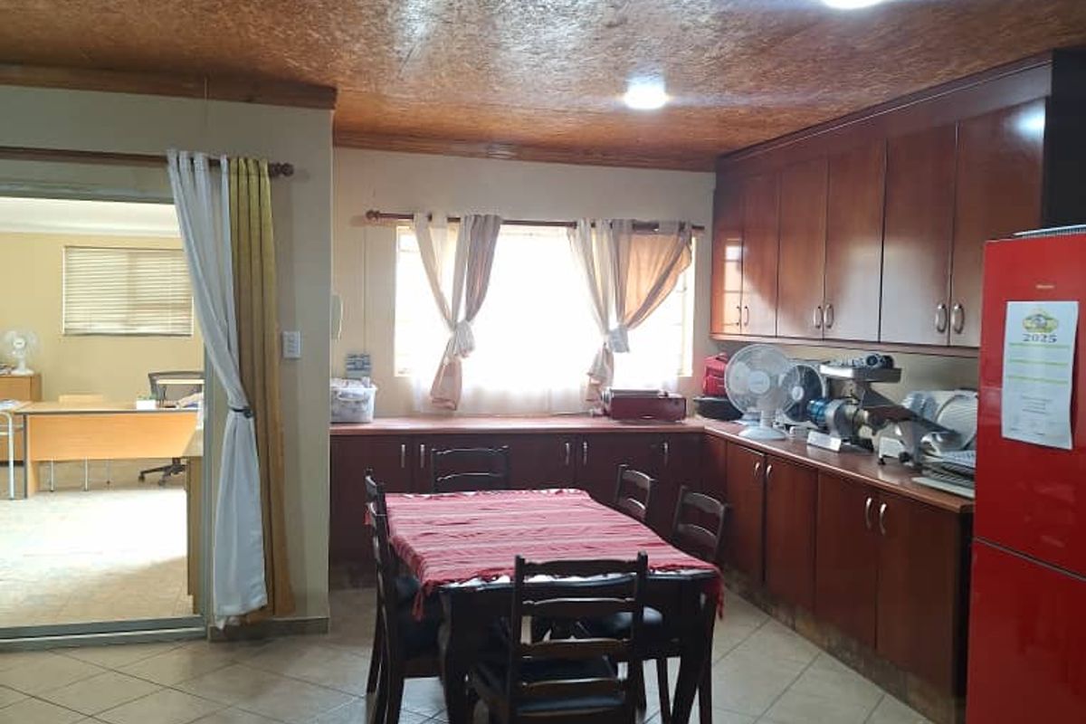 Ongwediva - Safe and Secure Family House with Flat For Sale - Photo 4