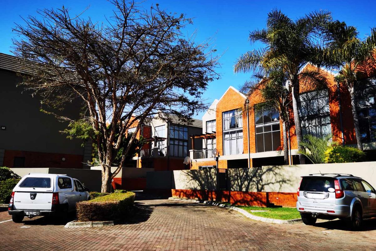 LOCK UP AND GO LOFT APARTMENT - Photo 4