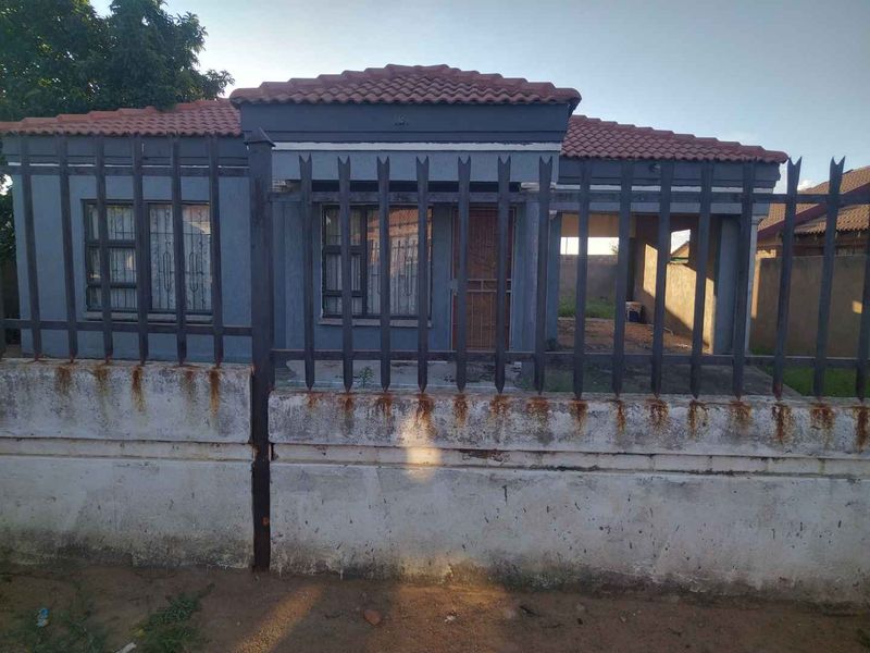 2 bedrooms house for sale in Soshanguve P - Photo 4