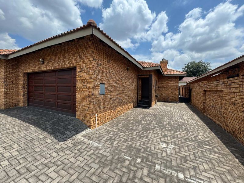 Modern Face brick Cluster in a Secure Small Complex for Sale - Photo 3