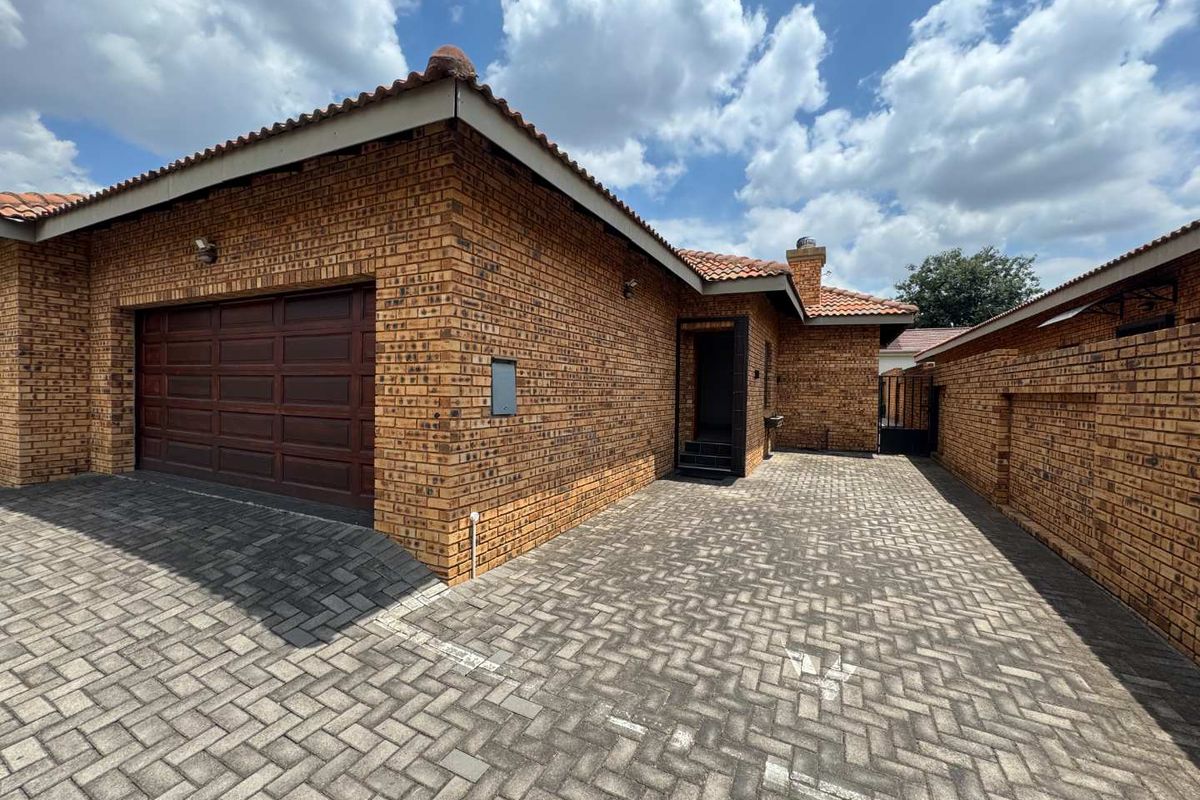 Modern Face brick Cluster in a Secure Small Complex for Sale - Photo 3