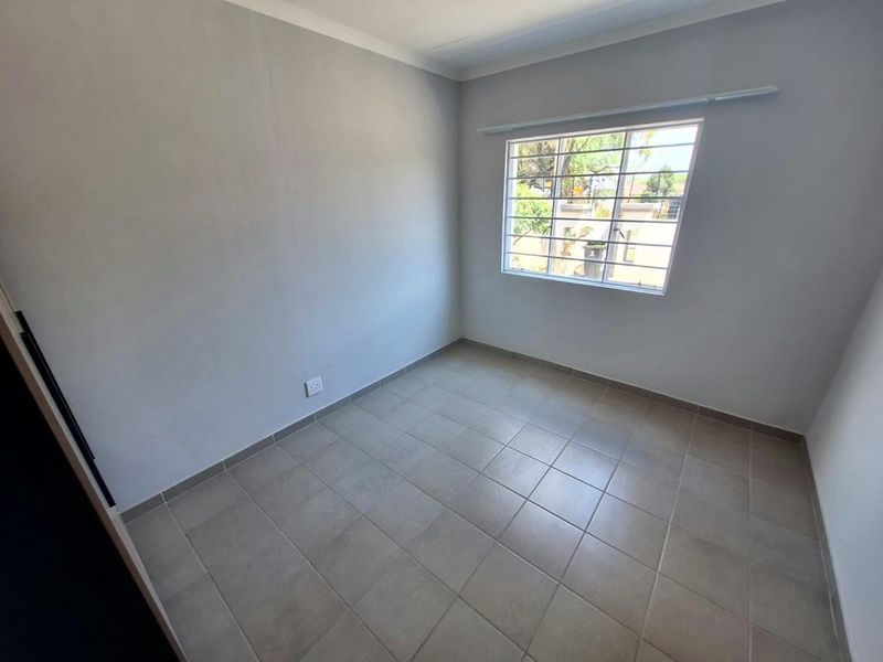 2 Bedroom apartment up for grabs! - Photo 4