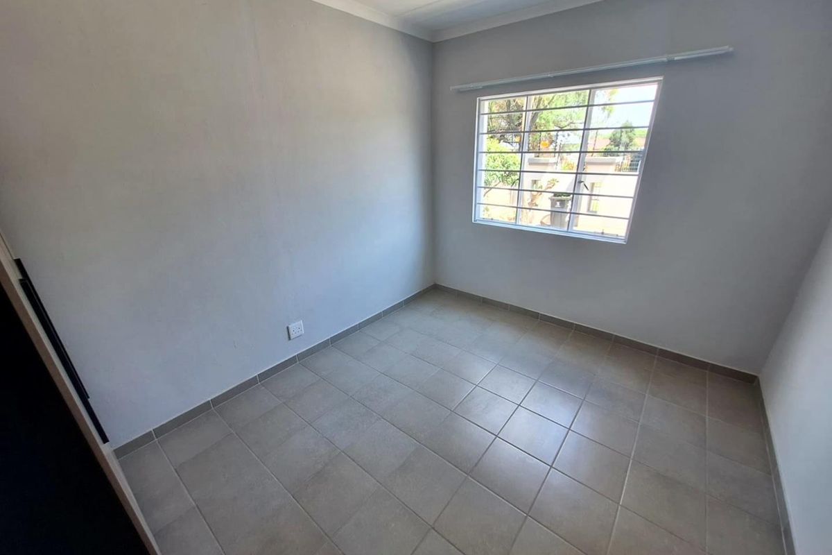 2 Bedroom apartment up for grabs! - Photo 4