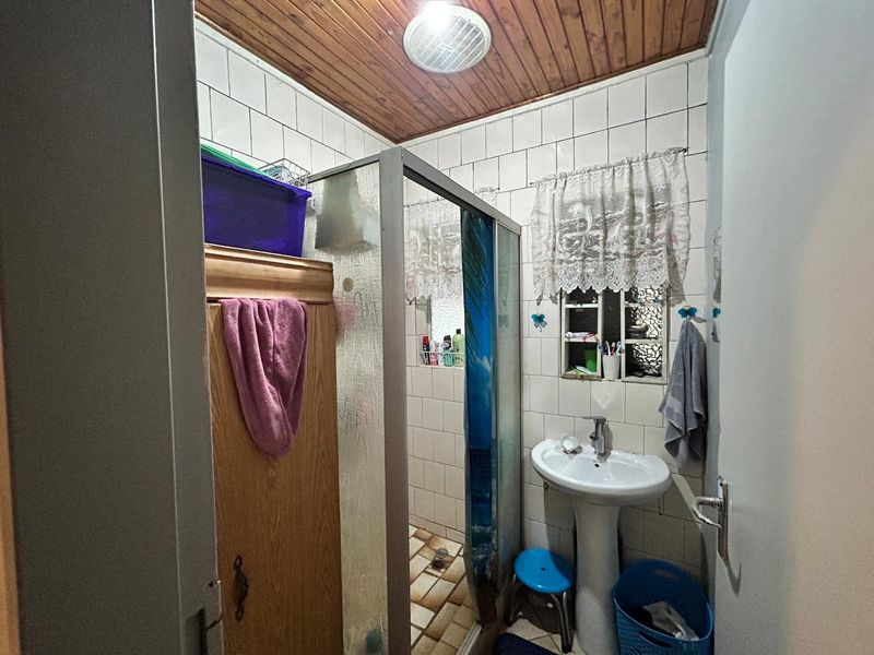 Cozy home with a swimming pool - Photo 8