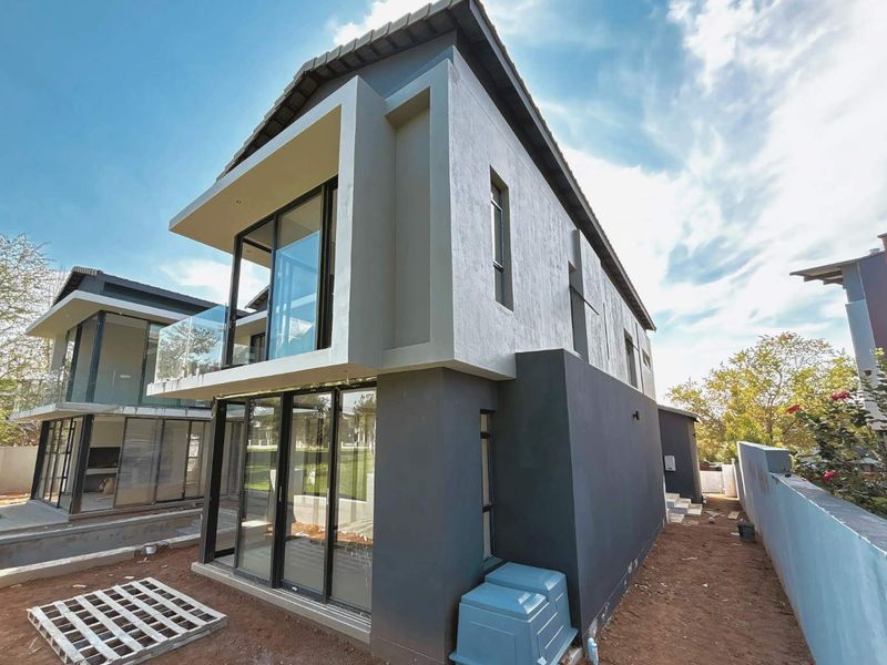 Newly Built Contemporary 5-Bedroom Masterpiece in Copperleaf Golf Estate - Photo 4
