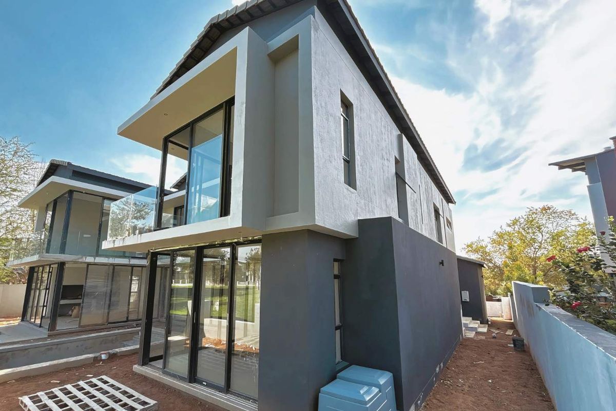 Newly Built Contemporary 5-Bedroom Masterpiece in Copperleaf Golf Estate - Photo 4
