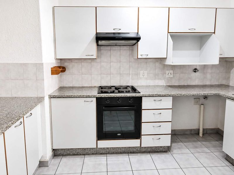 Spacious 3 bedroom, 2 bathroom, ground floor apartment available for sale in Bryanston - Photo 8