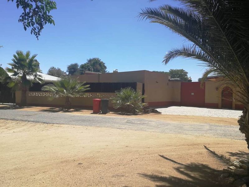 Lovely Family home for sale in a quiet and safe area of Okahandja! With a sparkling swimmingpool and 2 extra seperate flats! - Photo 2
