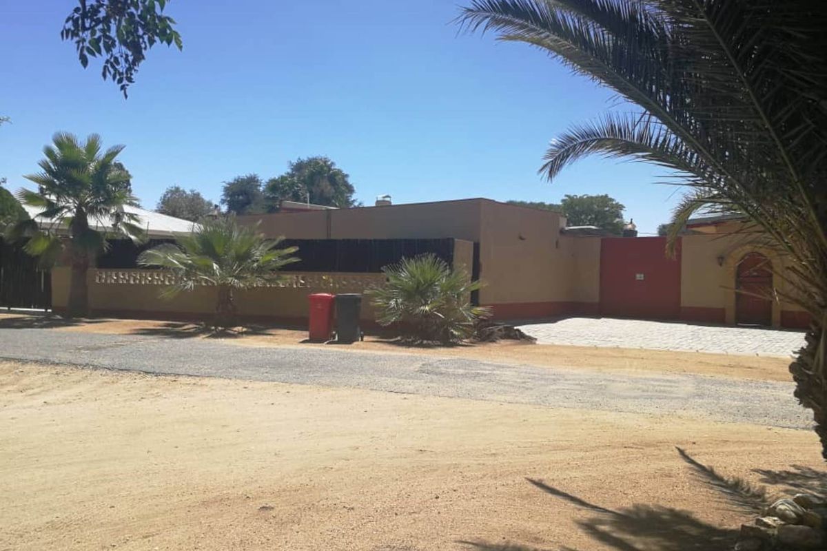 Lovely Family home for sale in a quiet and safe area of Okahandja! With a sparkling swimmingpool and 2 extra seperate flats! - Photo 2