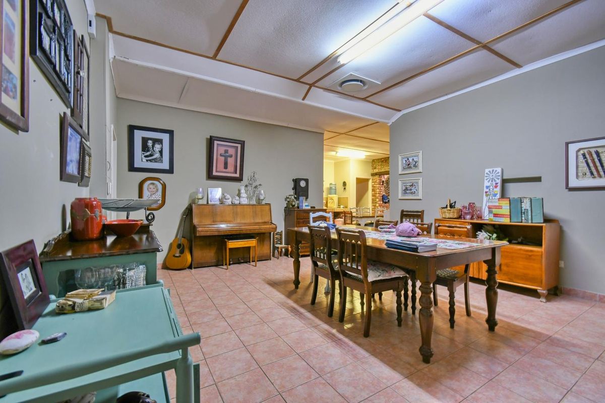 Outjo:  HUGE home WITH A LOT ON OFFER - Photo 5