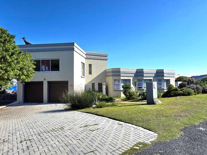 Spacious Coastal Retreat with Sea Views, Enclosed Garden, Pool &amp; Ideal Family - Friendly Living Spaces - Photo 2