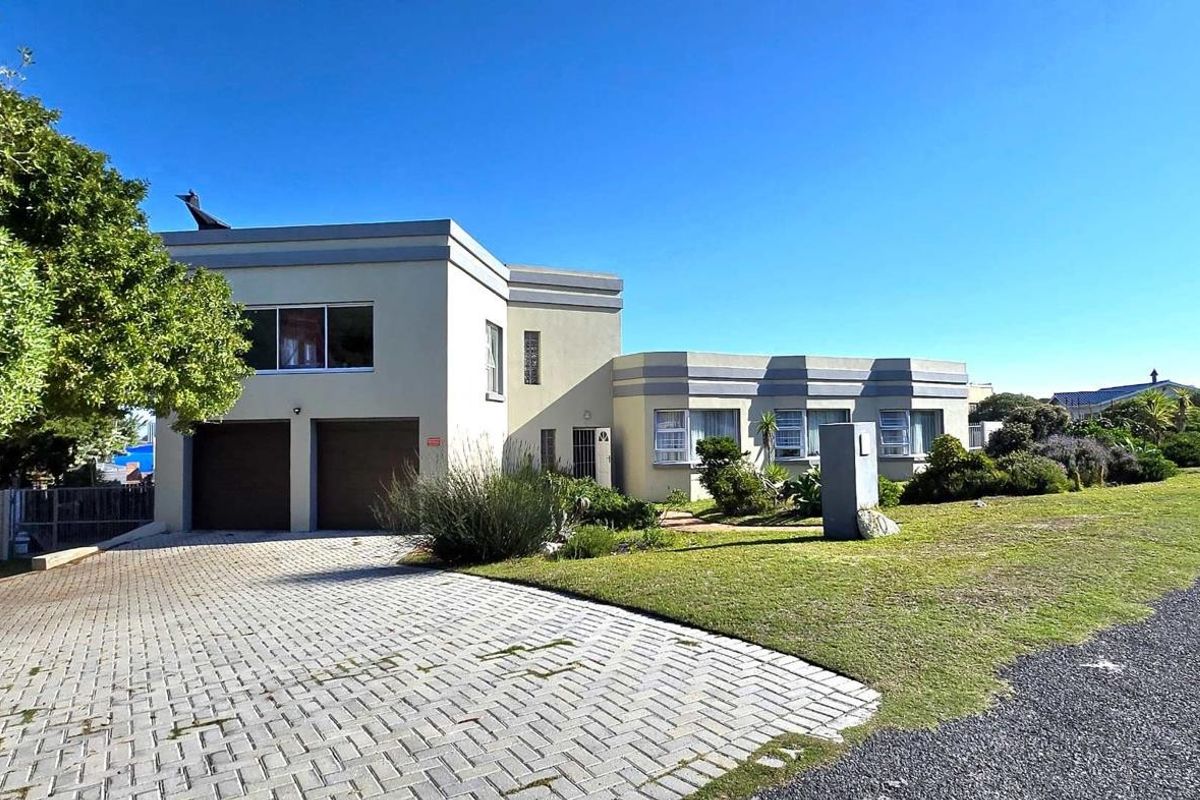 Spacious Coastal Retreat with Sea Views, Enclosed Garden, Pool &amp; Ideal Family - Friendly Living Spaces - Photo 2