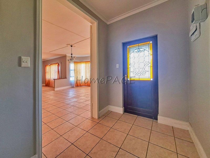 Lagoon, Walvis Bay:  4 Bedr Art Deco Home with 1 Bedr Flat is for Sale - Photo 6