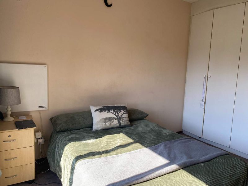 Sunny 1 Bed Apartment with Loft and 2 Balconies - Photo 8