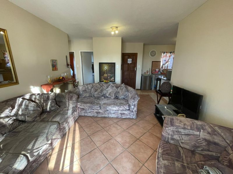 Investor Opportunity – 2 Bedroom Ground Floor Unit in Secure Estate - Photo 5