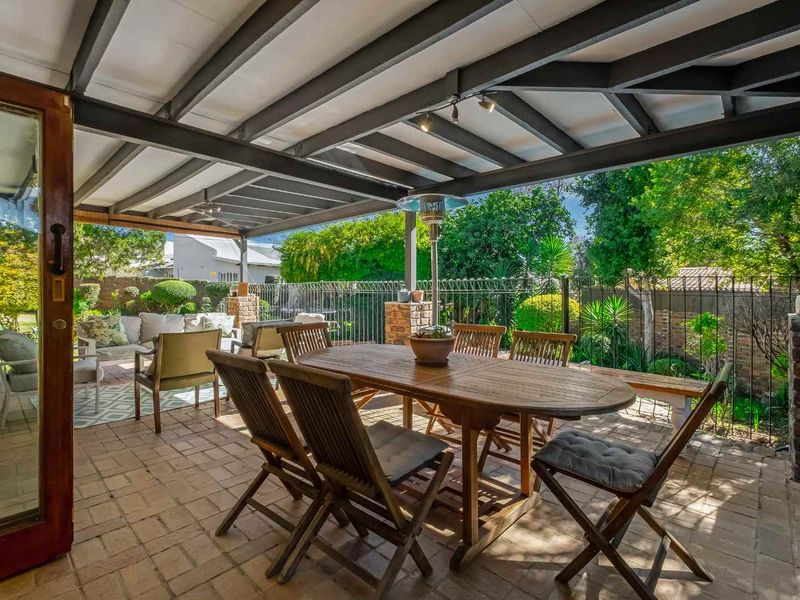 A FEEL-GOOD FAMILY HOME IN THE HEART OF LOVELY LONEHILL - Photo 2