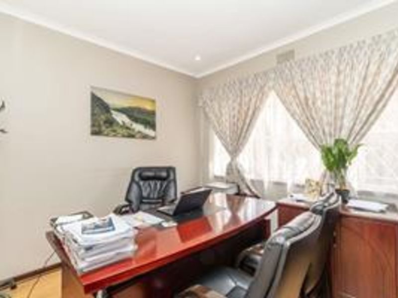 Spacious family home well located in Constantiakloof - Photo 7