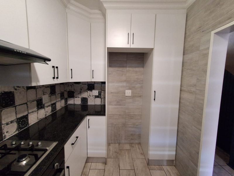 Spacious Renovated Duplex for Sale in Clubview. - Photo 7