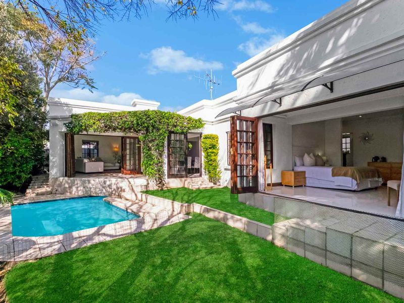 STUNNING LIGHT AND BRIGHT SIMPLEX - IN SOUGHT AFTER FLEETWOOD ESTATE - Photo 2