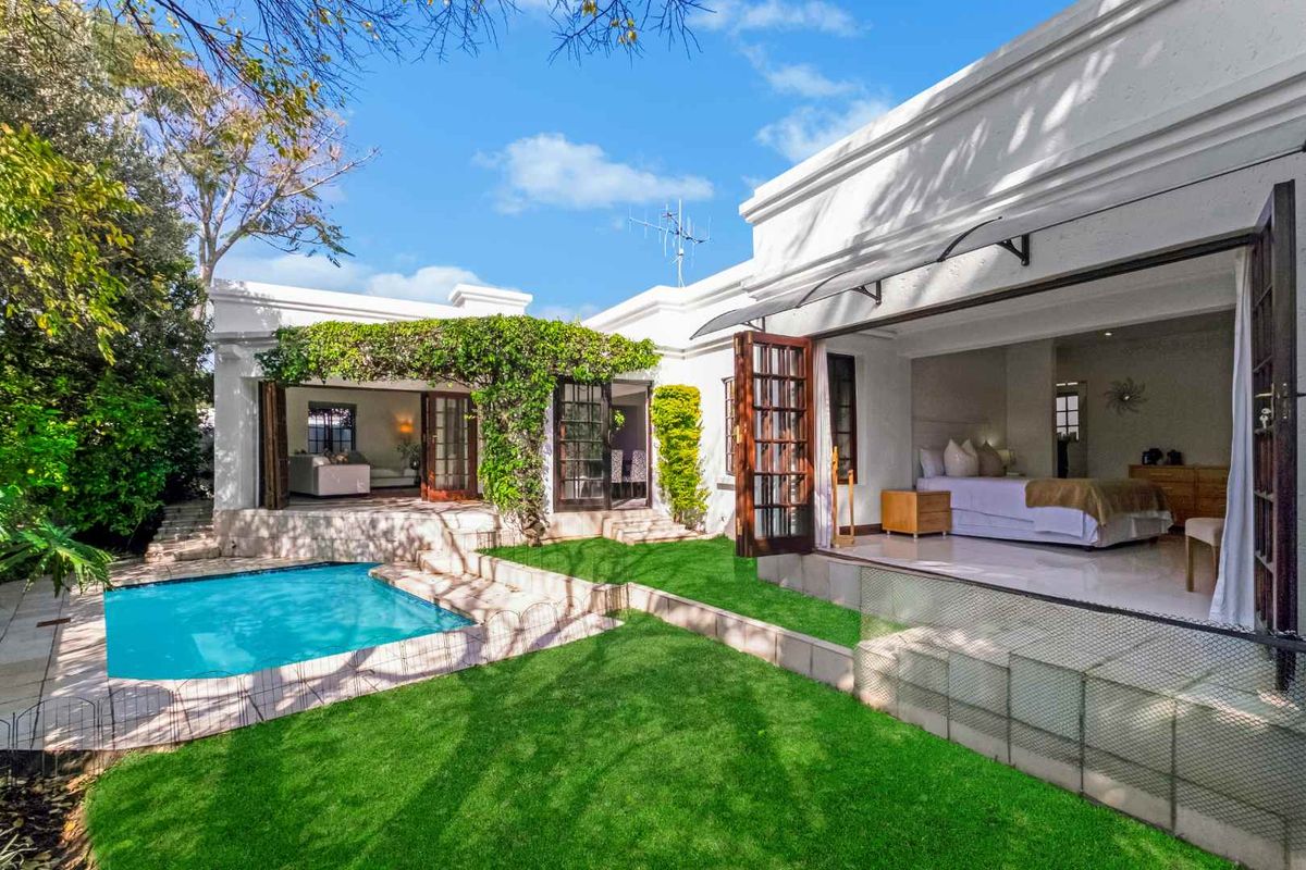 STUNNING LIGHT AND BRIGHT SIMPLEX - IN SOUGHT AFTER FLEETWOOD ESTATE - Photo 2