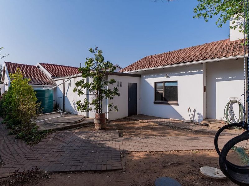 SPACIOUS FAMILY HOME IN ENCLOSURE - Photo 7