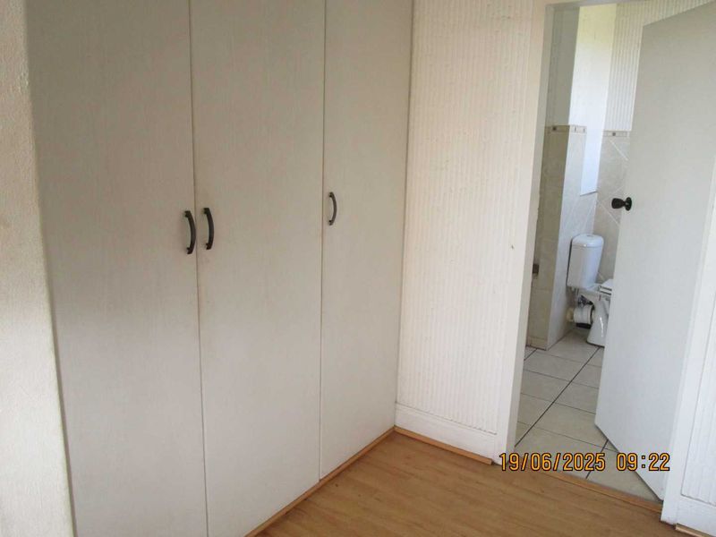 SPACIOUS 3 BED APARTMRNT IN QUIET COMPLEX IN BTAMLEY PARK - Photo 5