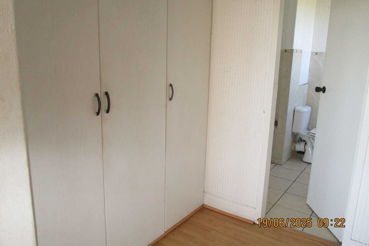 SPACIOUS 3 BED APARTMRNT IN QUIET COMPLEX IN BTAMLEY PARK - Photo 5