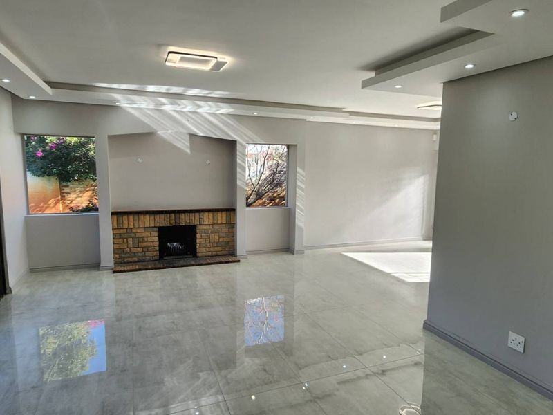Just Renovated! Beautiful family home with garden flat. - Photo 2