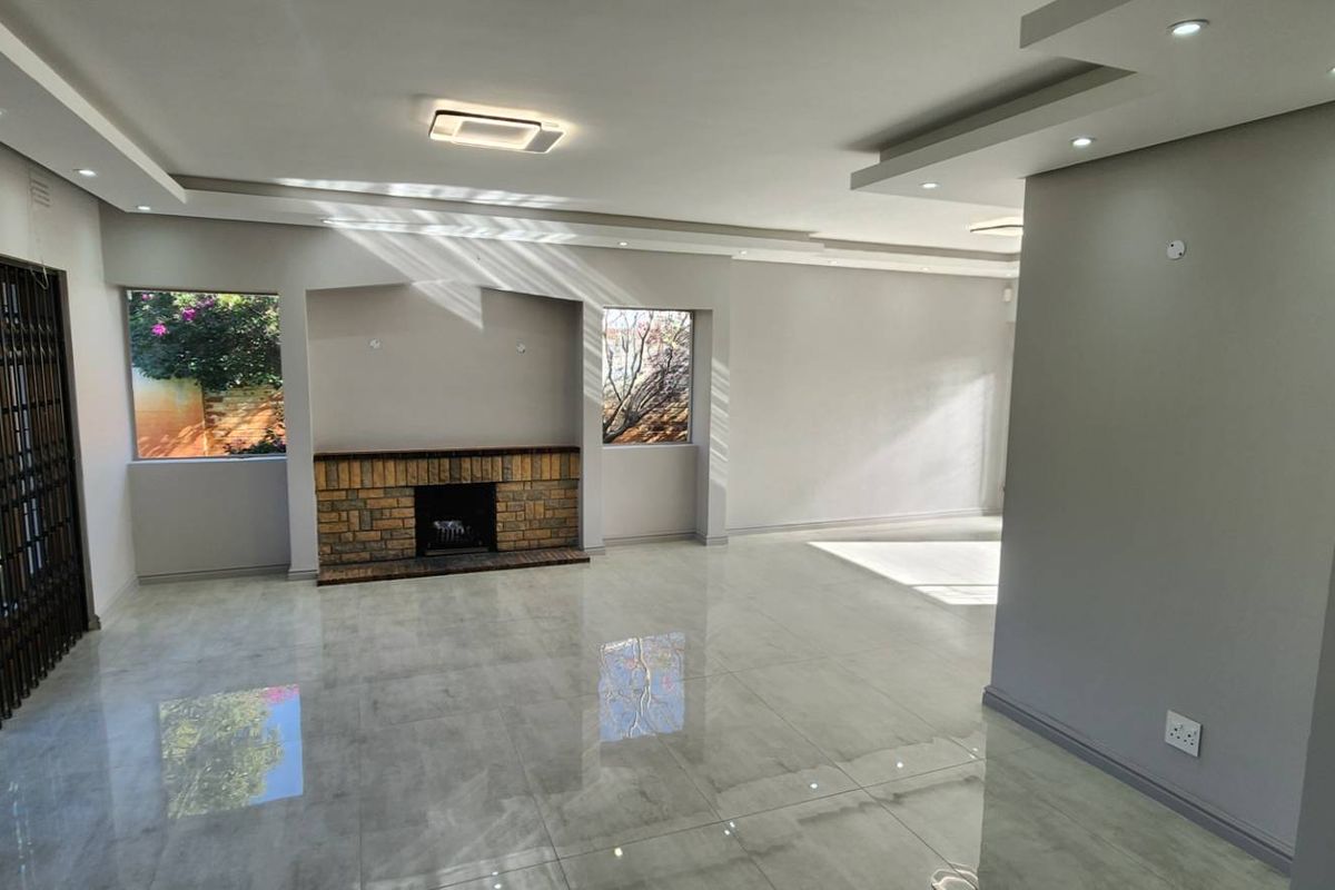 Just Renovated! Beautiful family home with garden flat. - Photo 2