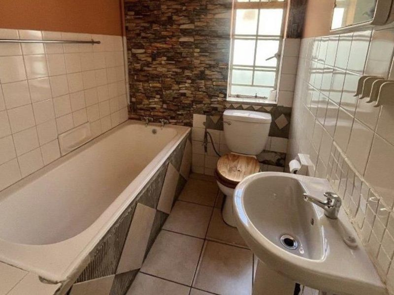 6-Bedroom Semi-Detached Home for Sale – Bezuidenhout Valley, Johannesburg Prime Location | Dual-Living | Investment Potential - Photo 10