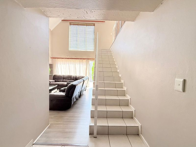 Luxurious Comfort: Spacious Bedrooms & Inviting Lounge! - Photo 8