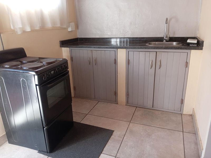 BACHELOR FLAT AVAILABLE IMMEDIATELY - Photo 1