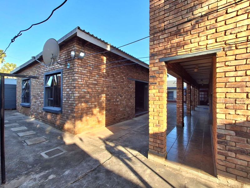 Three bedrooms house with an extra income of R31 000 for sale in Silverton - Photo 5