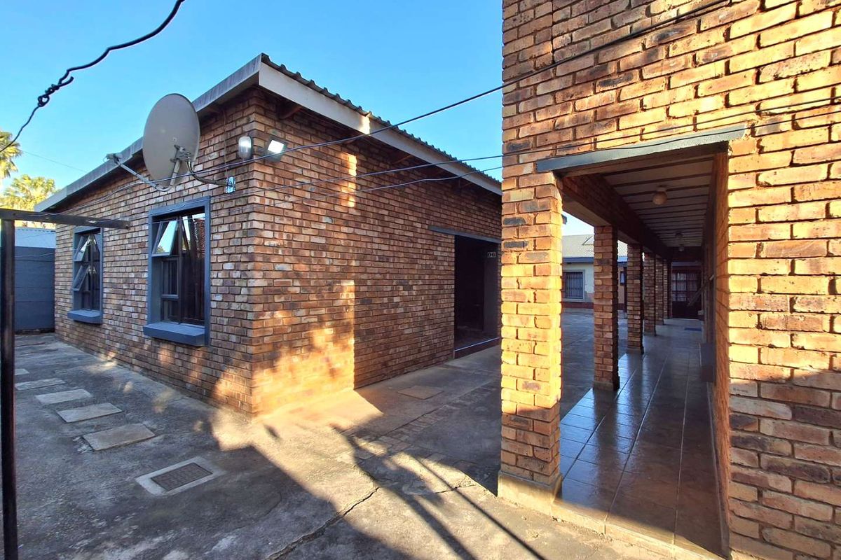 Three bedrooms house with an extra income of R31 000 for sale in Silverton - Photo 5