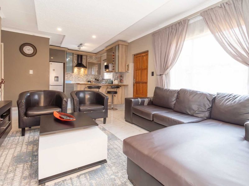 Modern, Pet-Friendly 3BR Townhouse with Garage & private Garden in Honeypark - Photo 2