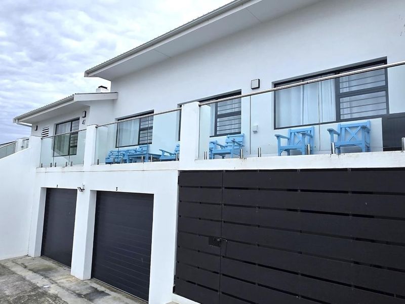 Luxury Franskraal home 100 metres from shoreline, offering turnkey living, secure garages, solar power, and sea views. - Photo 5