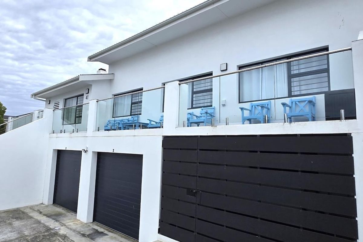 Luxury Franskraal home 100 metres from shoreline, offering turnkey living, secure garages, solar power, and sea views. - Photo 5