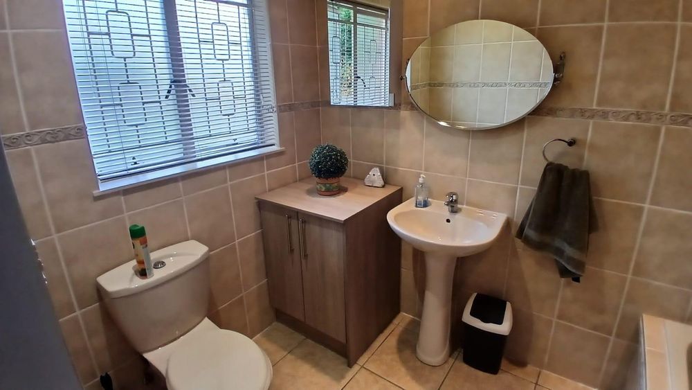 Main bedroom en-suite bathroom