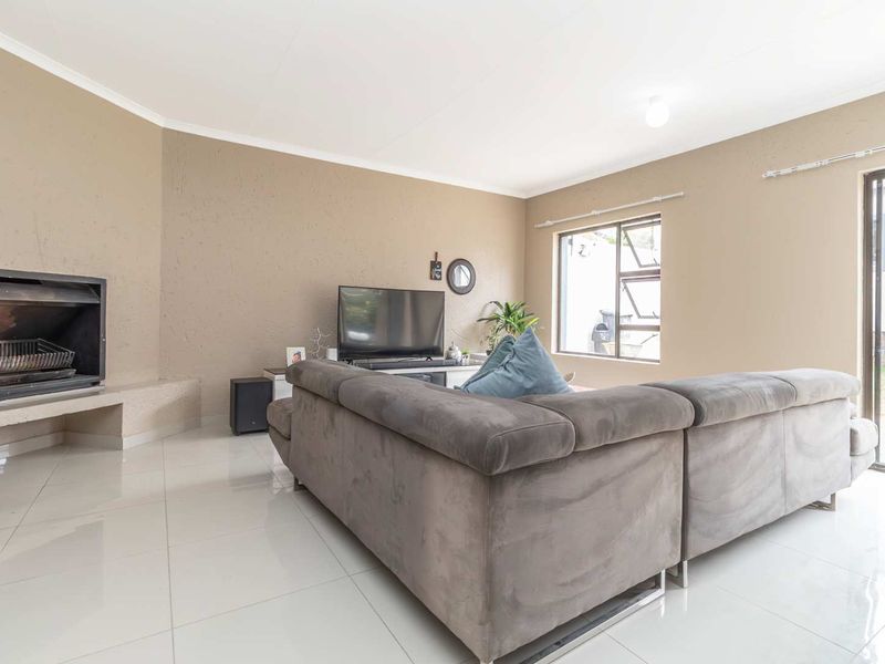 Beautifully-renovated 1-Bedroom Garden Cottage to Let in Hurlingham Manor - Photo 4